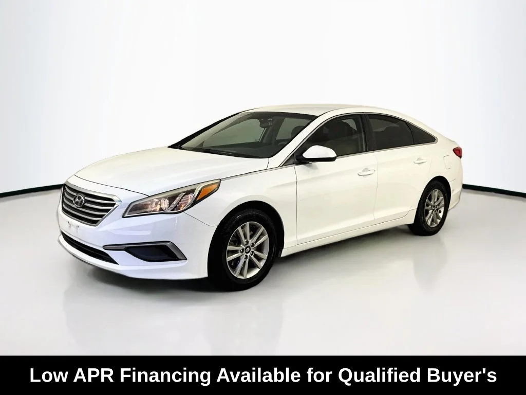 Used 2017 Quartz White Pearl Hyundai SE image 3
