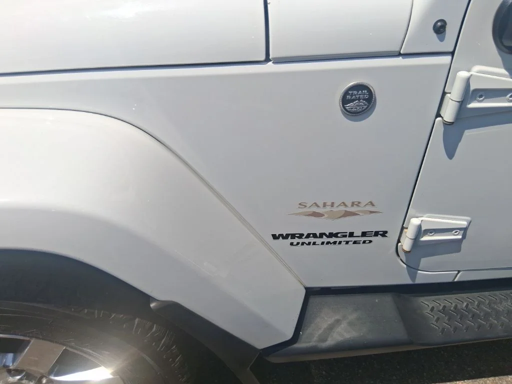 Used 2015 White Jeep Unlimited Sahara image 9