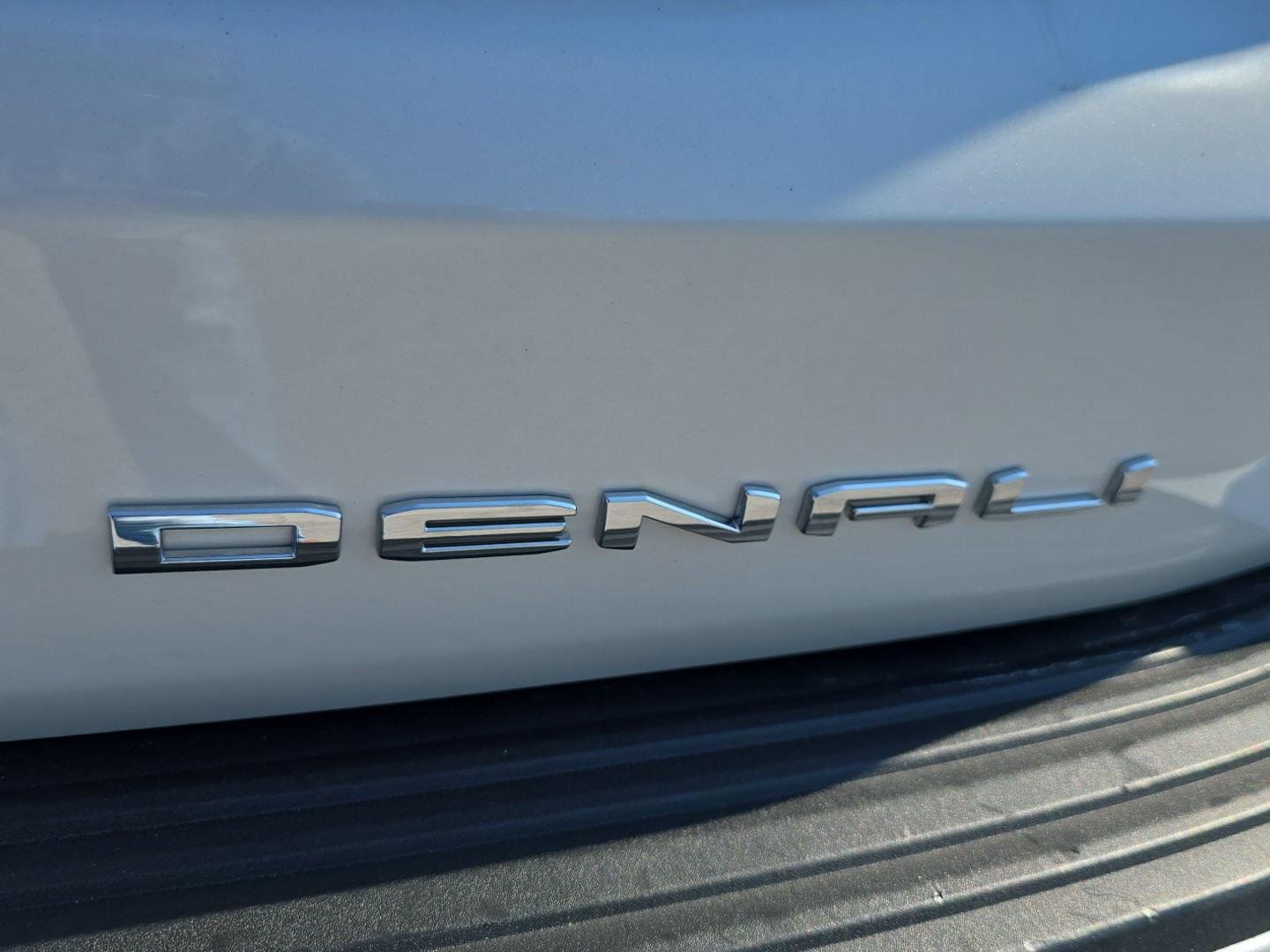 Used 2021 White Frost Tricoat GMC Denali image 5