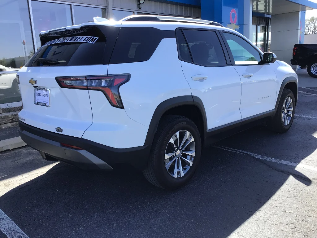 Used 2025 Summit White Chevrolet LT image 5