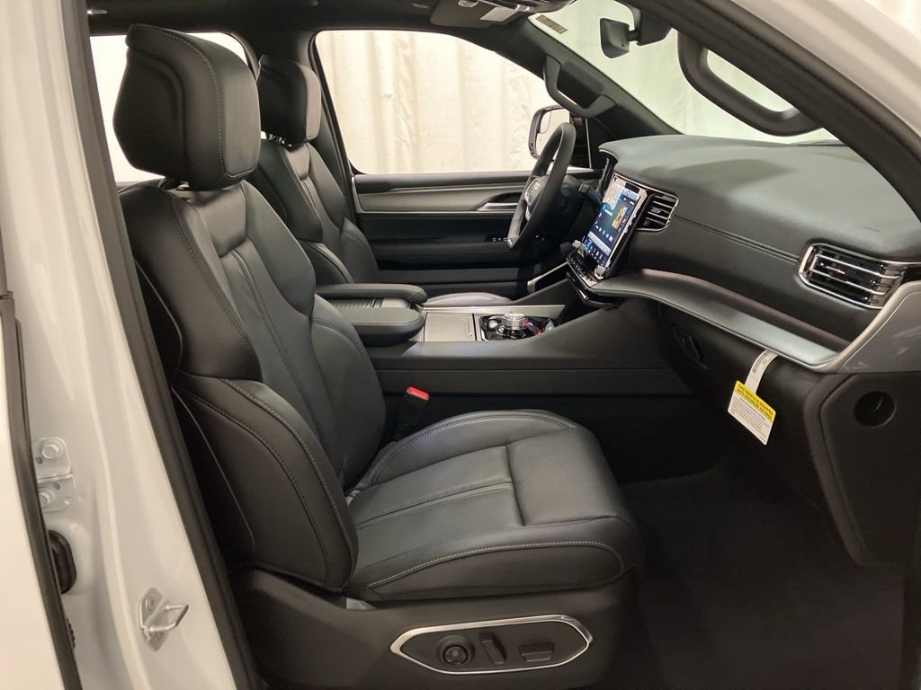 New 2026 Bright White Clear-Coat Exterior Paint Jeep Limited Altitude image 19