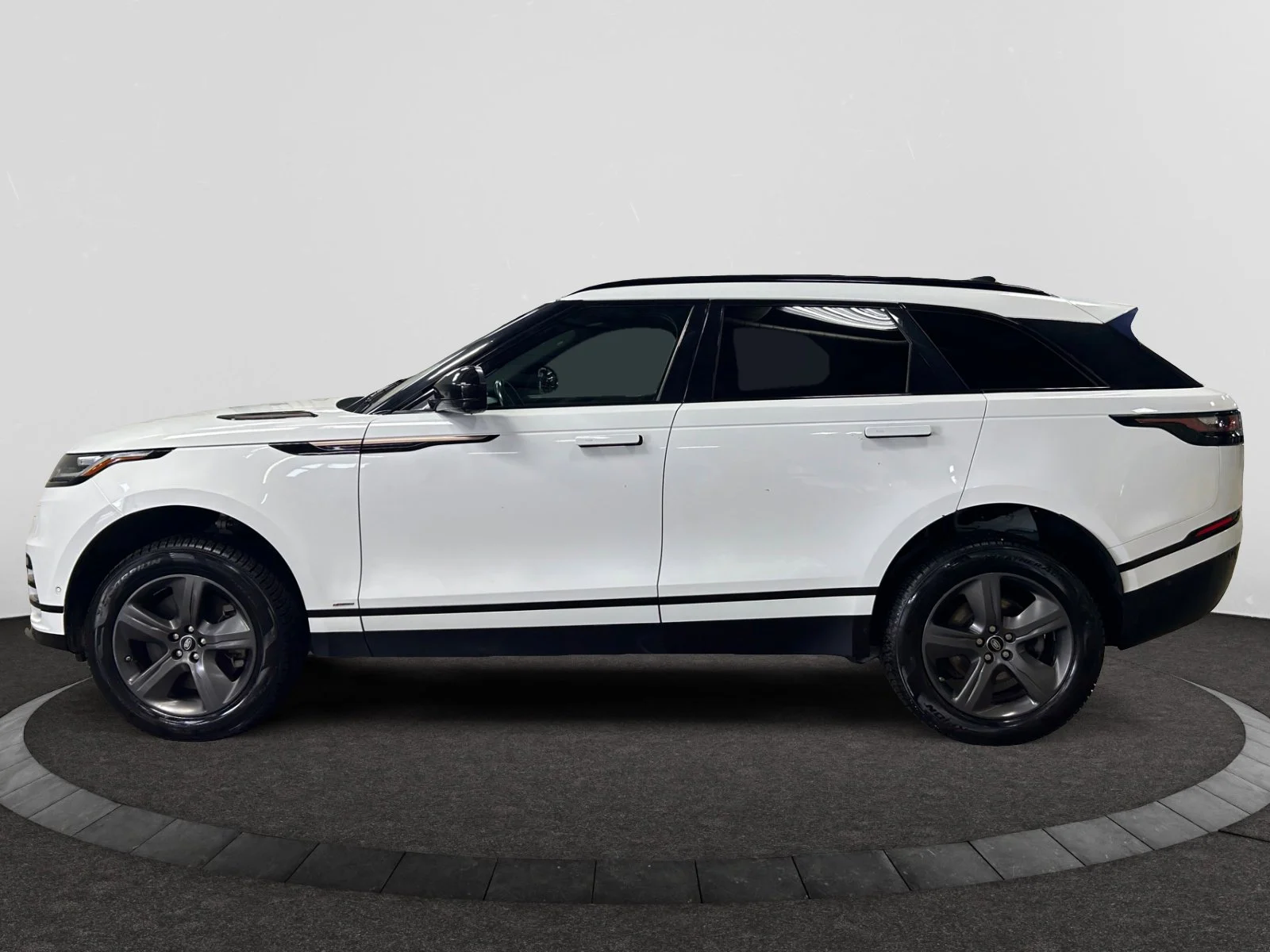 Used 2021 WHITE Land Rover R-DYNAMIC S image 2