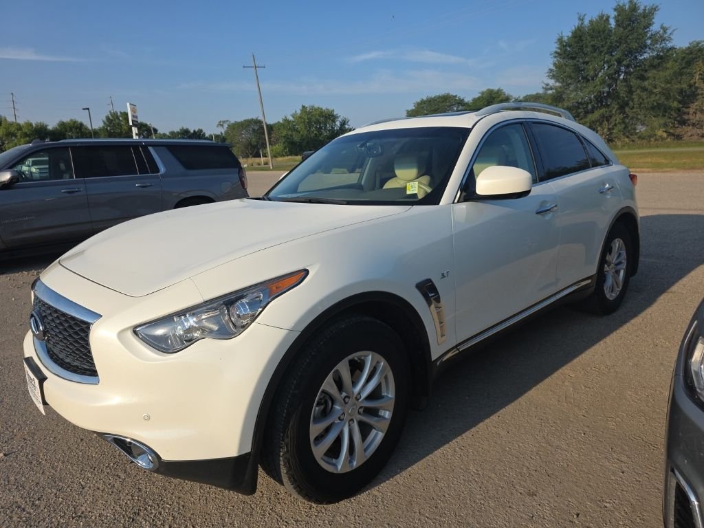 Used 2017 White INFINITI Base image 4