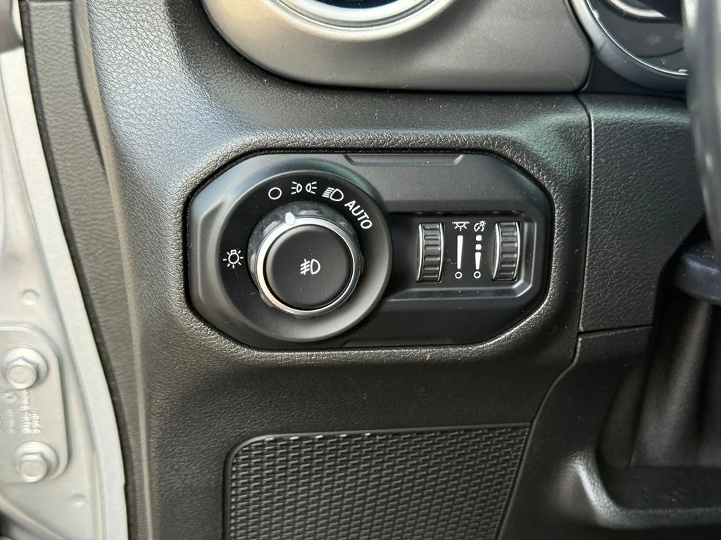 Used 2020 Silver Jeep Unlimited Sahara image 18