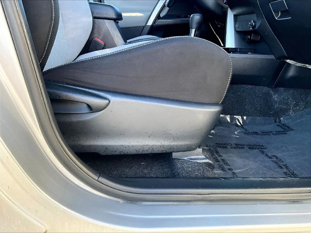 Used 2018 Silver Toyota XLE image 36