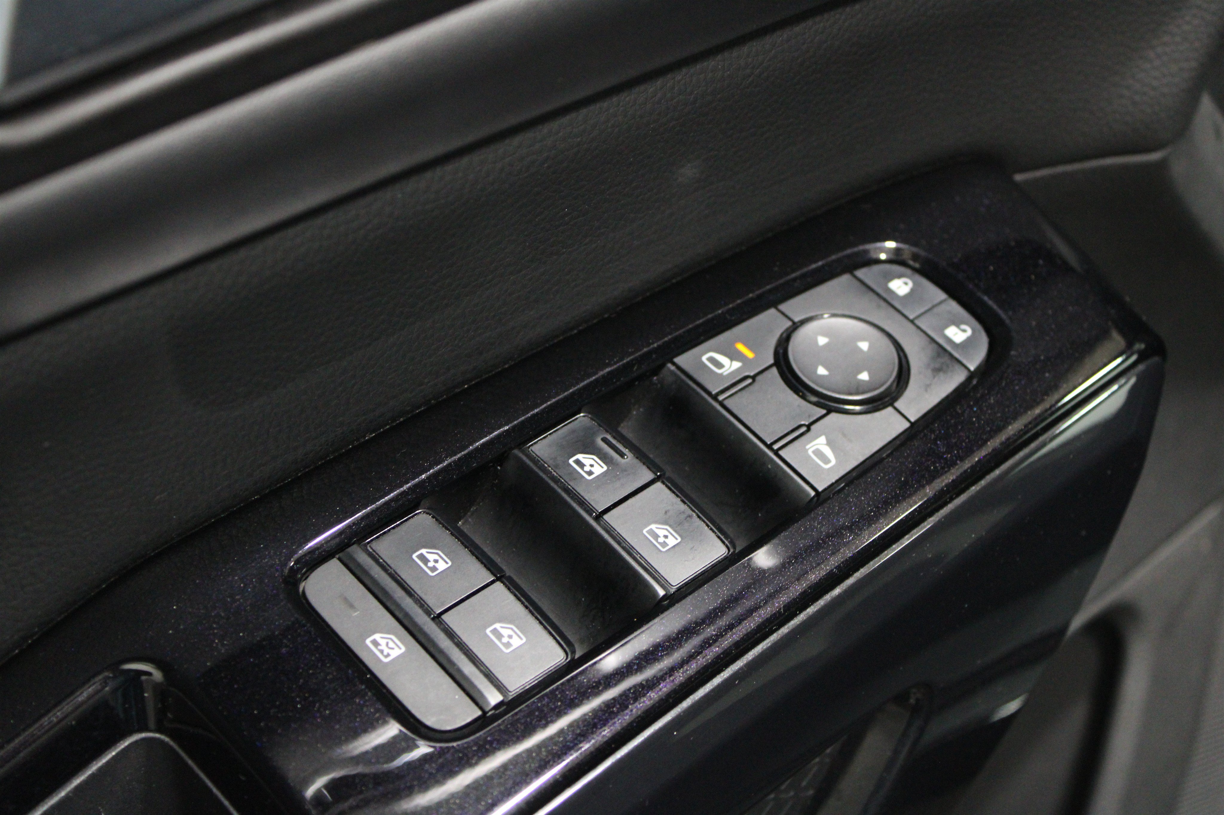 Used 2022 Super Black Nissan SV image 4