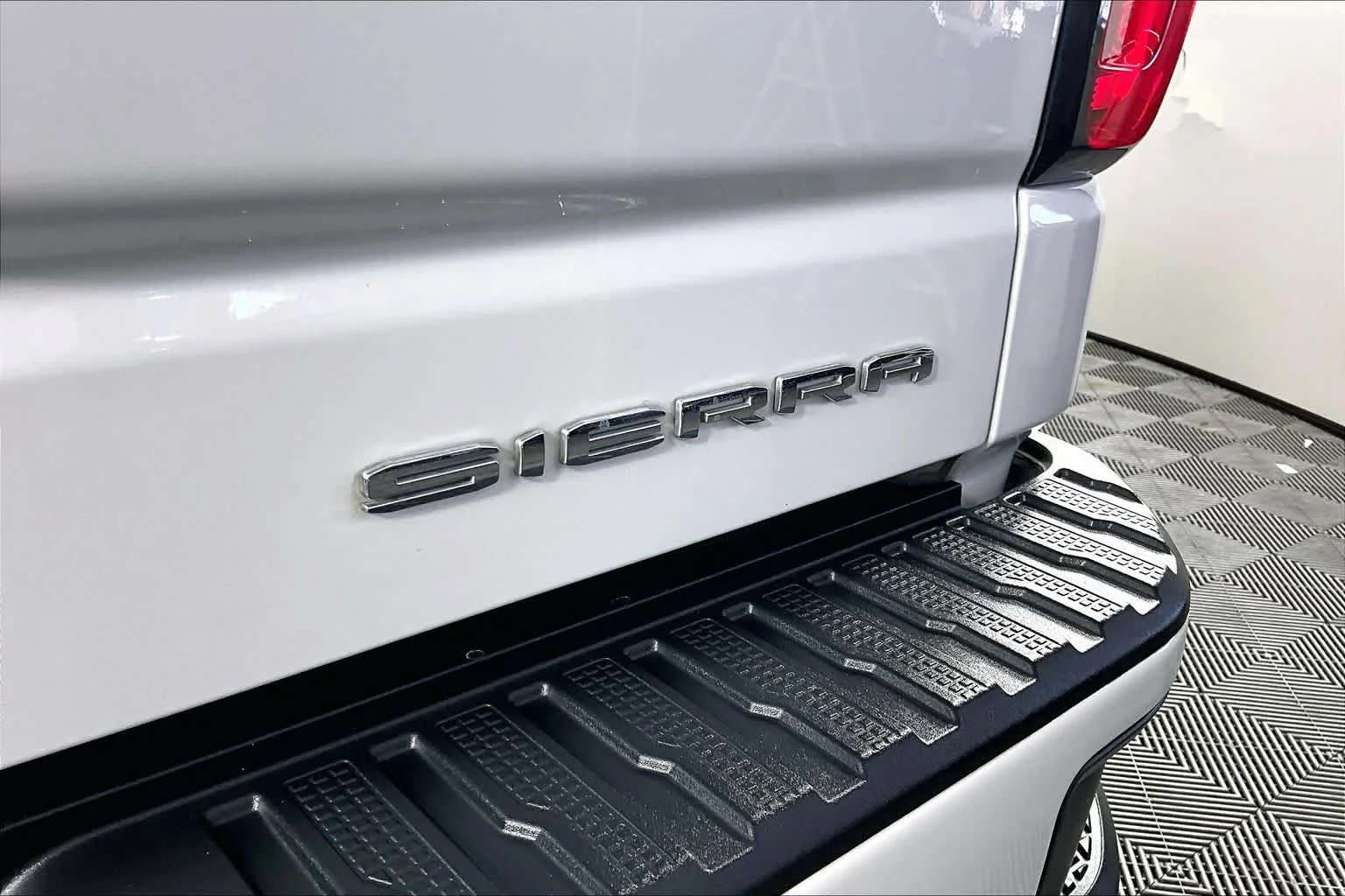 Used 2023 White Frost Tricoat GMC Denali image 30