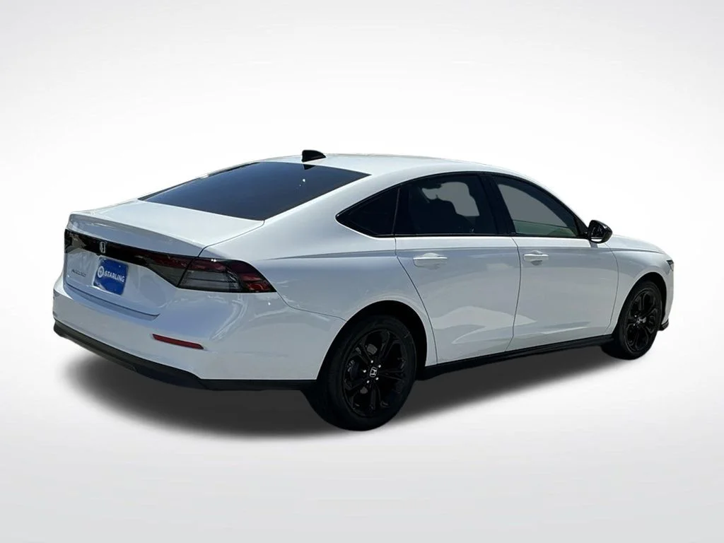 Used 2025 White Honda SE image 9