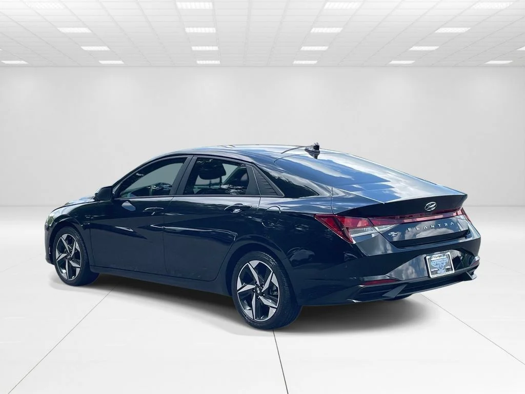 Used 2023 Black Hyundai SEL image 4