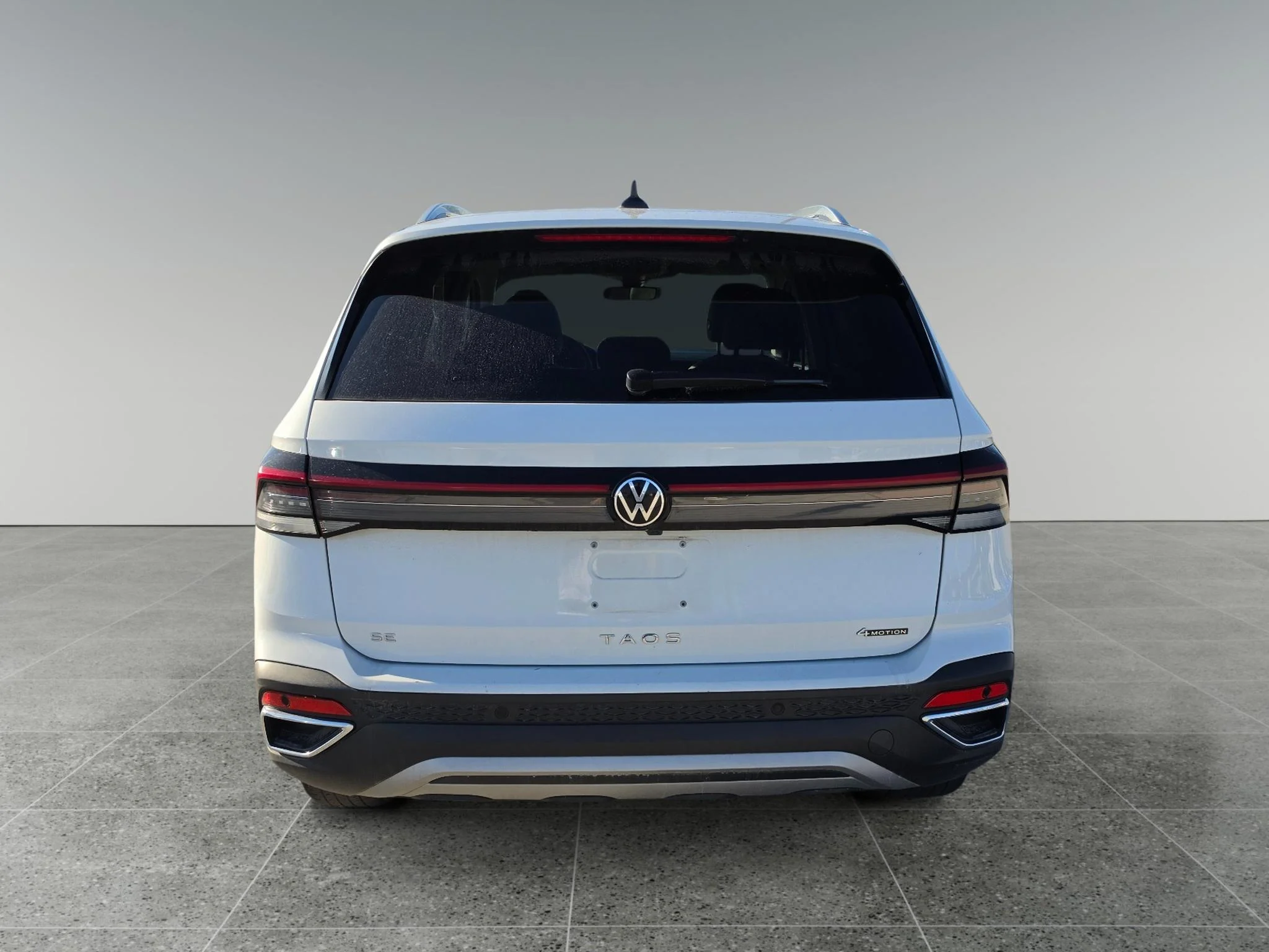 Used 2025 Pure White Volkswagen SE image 5