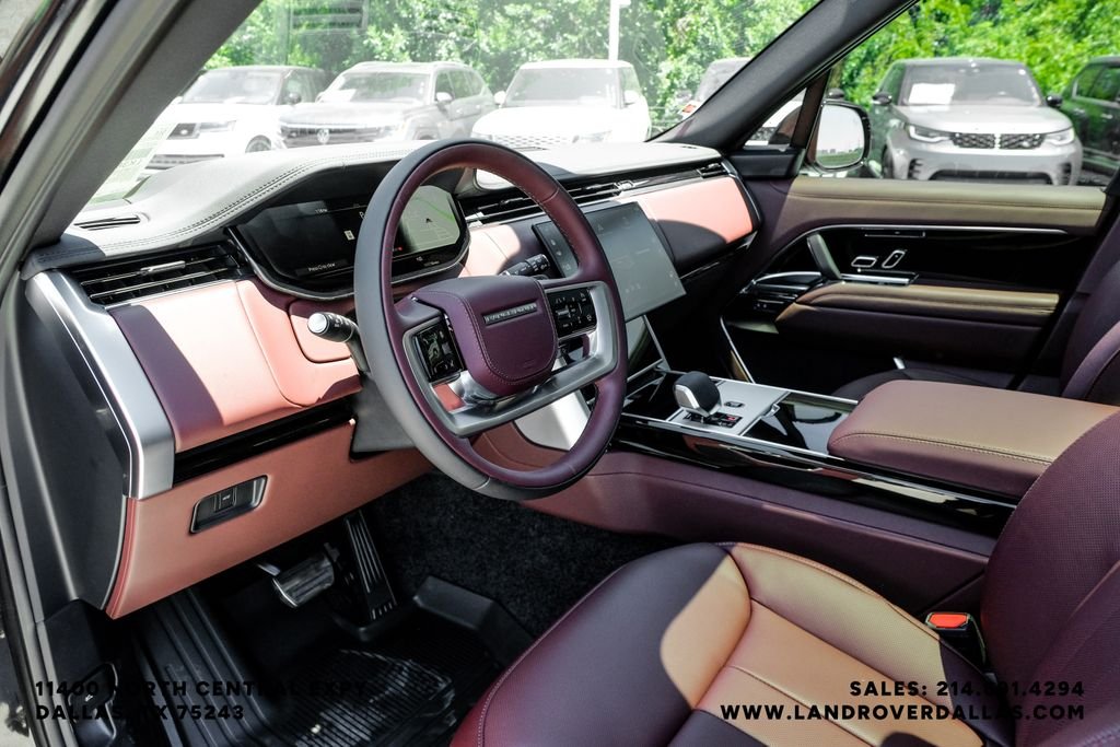 New 2026 Santorini Black Metallic Land Rover SE image 2