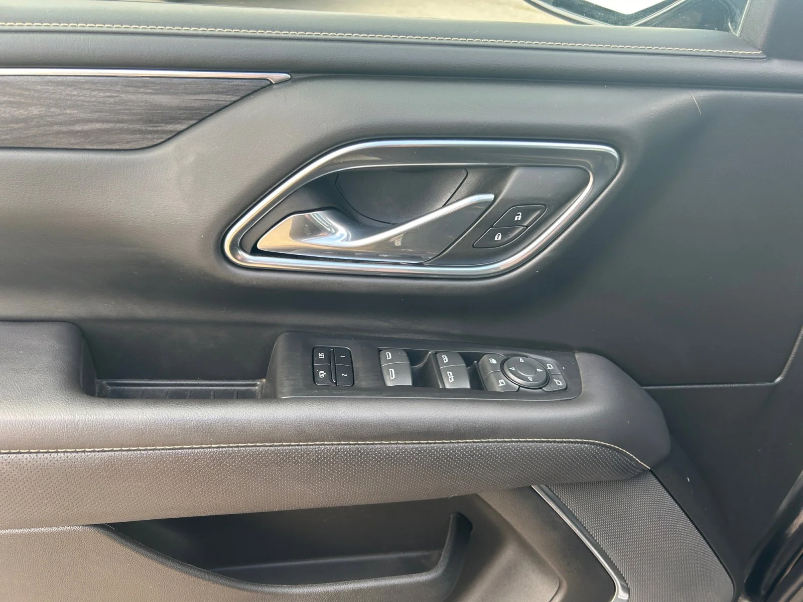 Used 2023 Black GMC SLT 4WD image 18