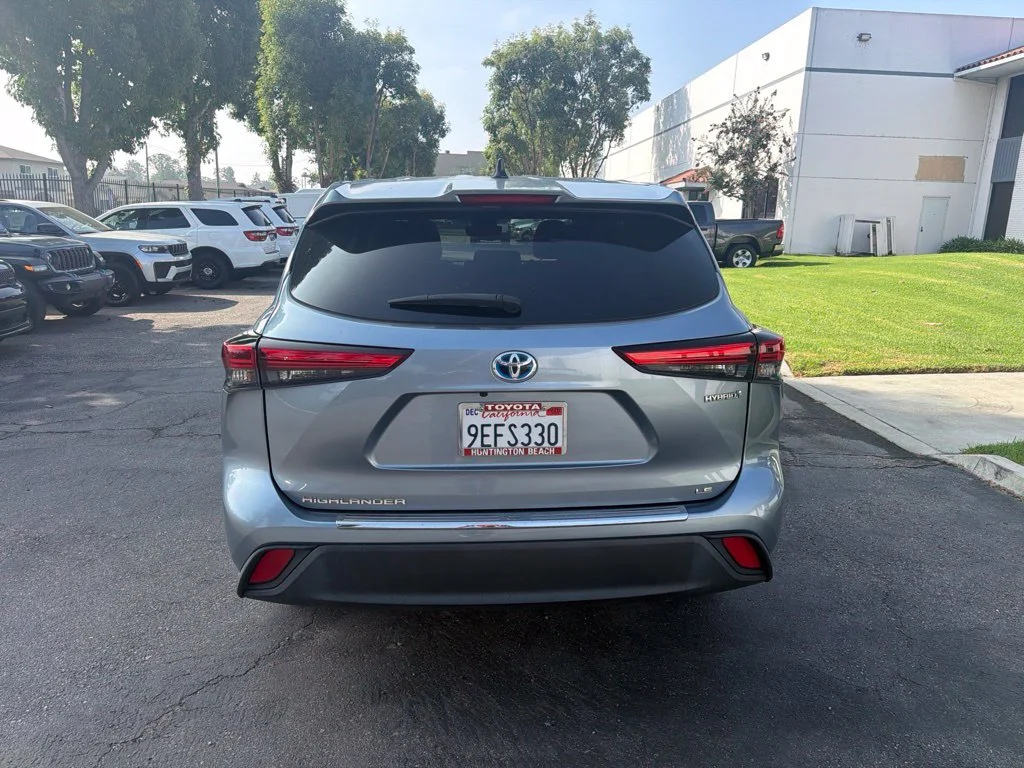 Used 2022  Toyota LE image 4