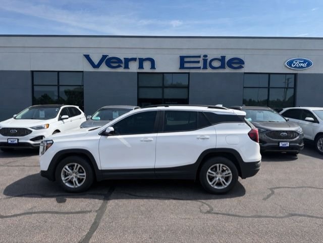 Used 2022 White GMC SLE image 1