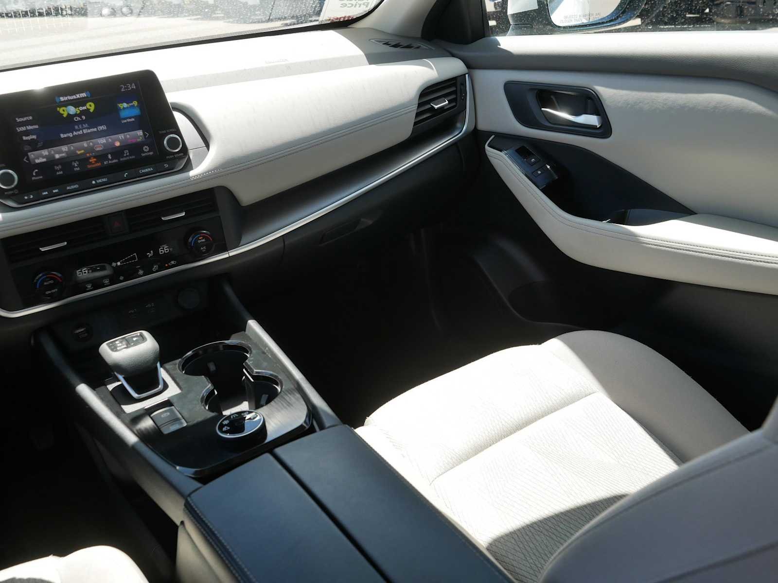 2025 Nissan Rogue SV - Photo 11