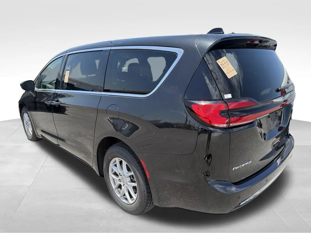 Used 2023 Black Chrysler Touring L image 10