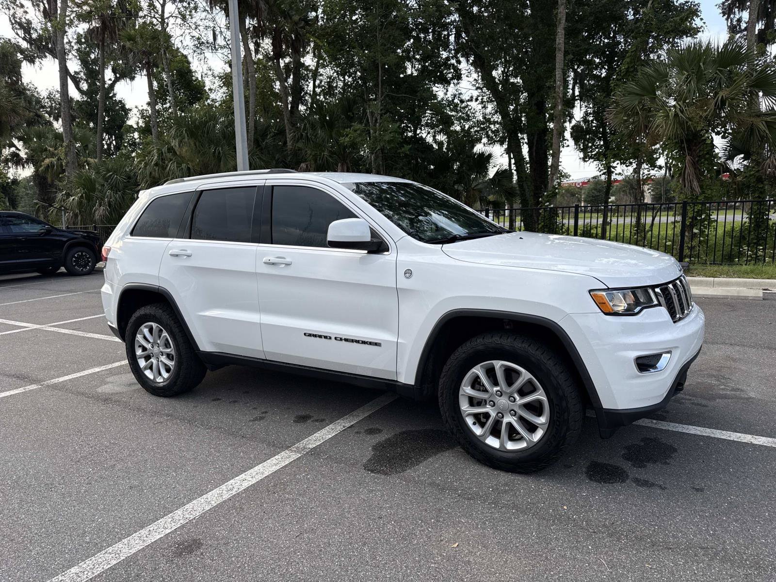 Used 2021 Bright White Clea Jeep Laredo E image 34