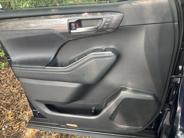 Used 2022  Toyota Platinum image 29