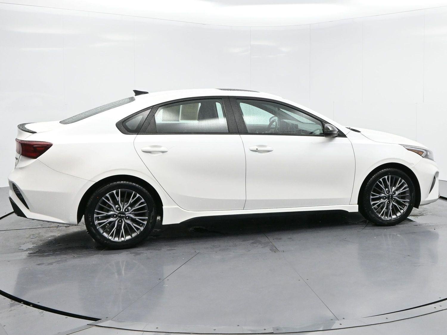 Used 2022 Snow White Pearl Kia GT-Line image 8