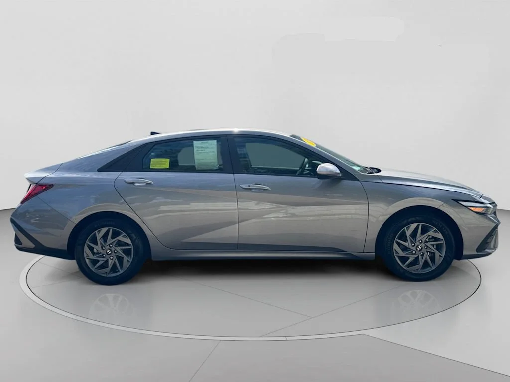 Used 2024 Silver Hyundai Blue image 18