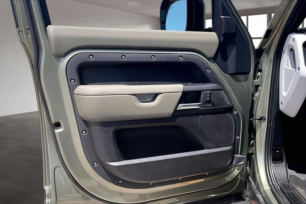 Used 2025 Green Land Rover S image 17