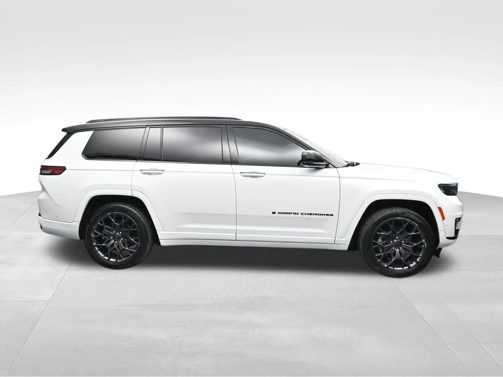 Used 2023 White Jeep Summit image 6