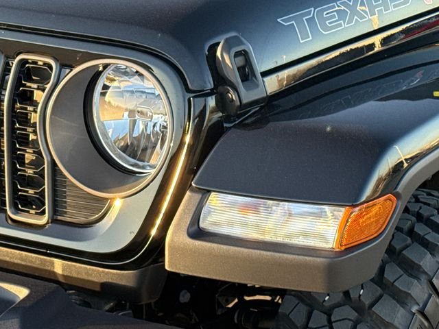 Used 2025 Black Jeep Texas Trail image 4