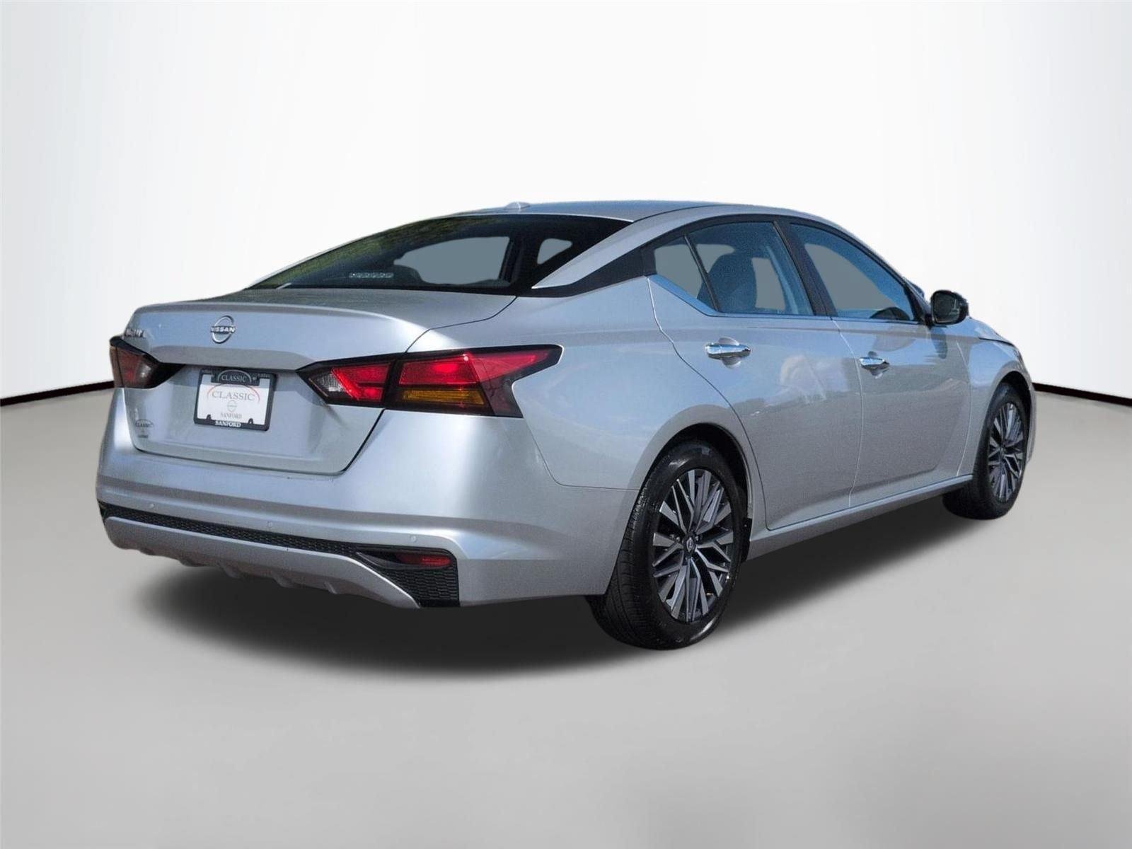 Used 2025  NISSAN SV image 5