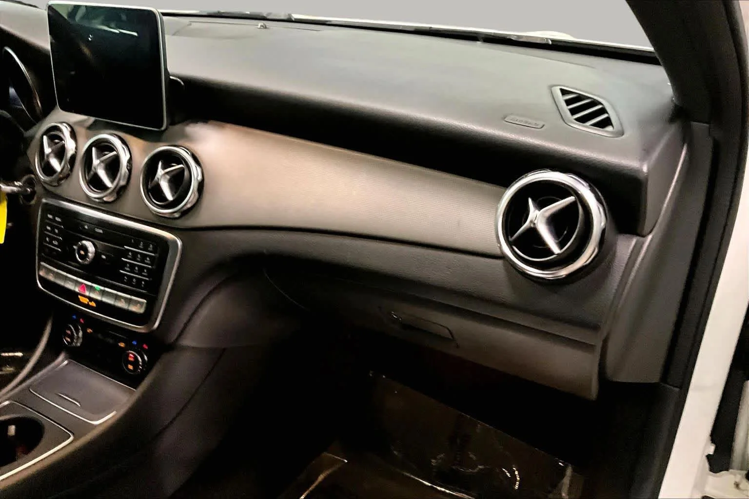 Used 2019 Polar White Mercedes-Benz GLA 250 image 18