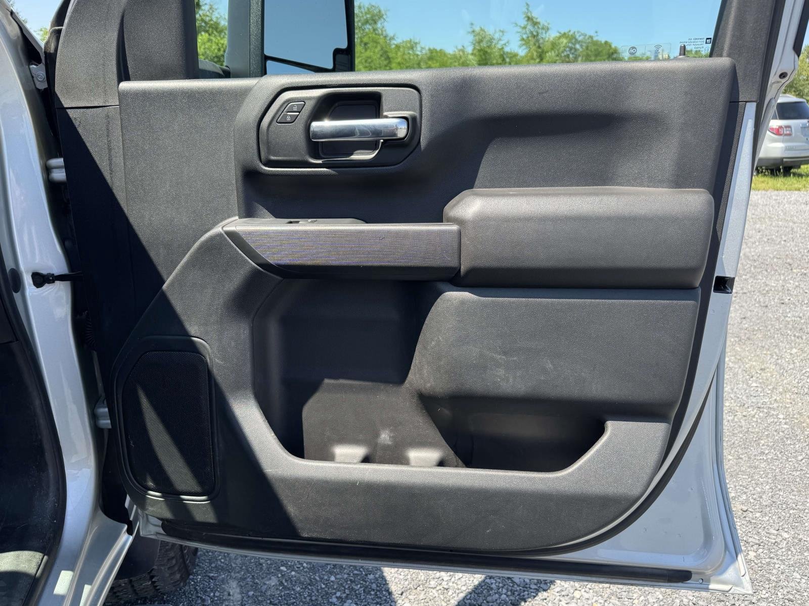 Used 2022 Silver Ice Metallic Chevrolet Custom image 16