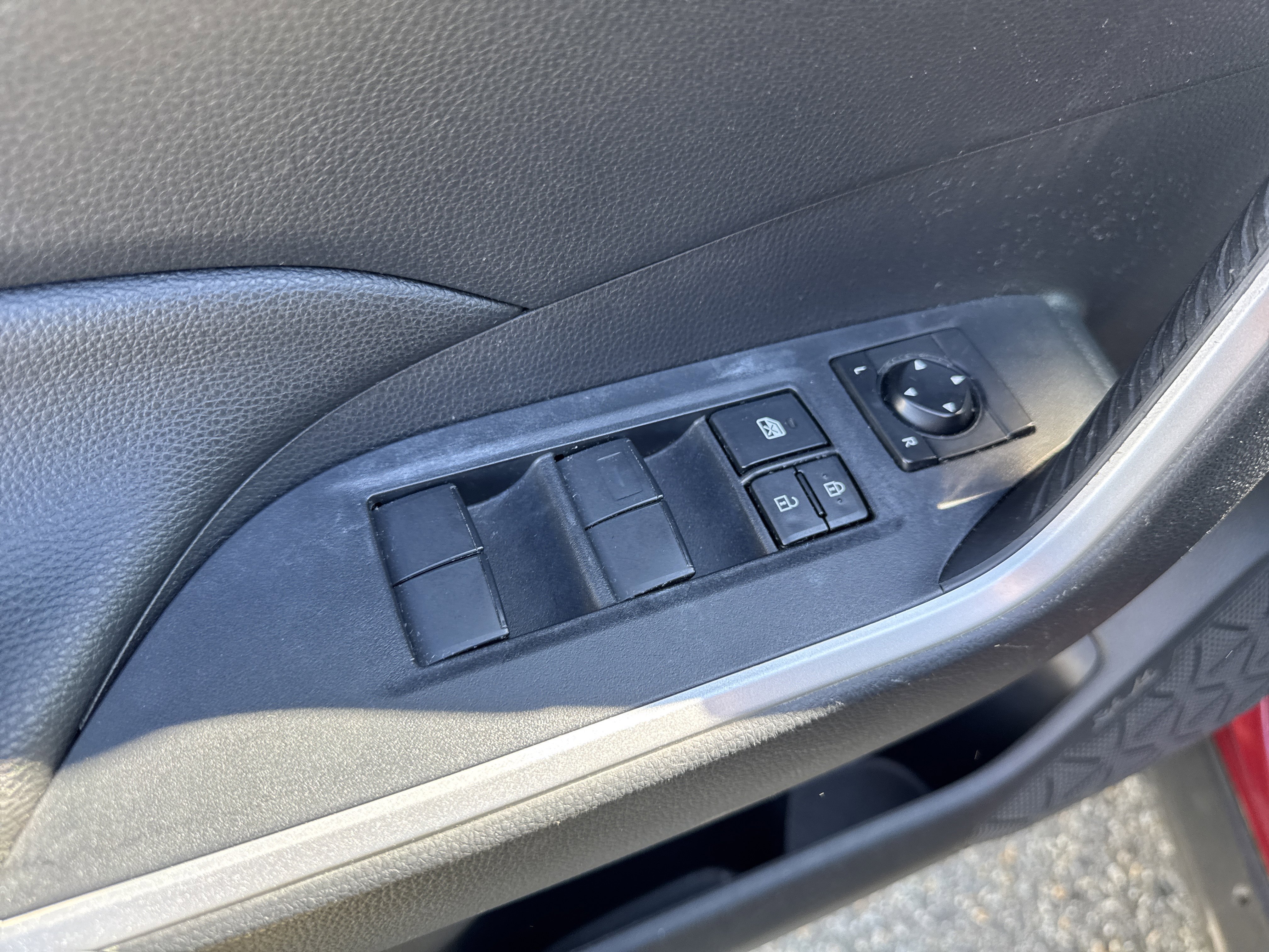 Used 2019 RUBY FLARE PEARL Toyota XLE image 17