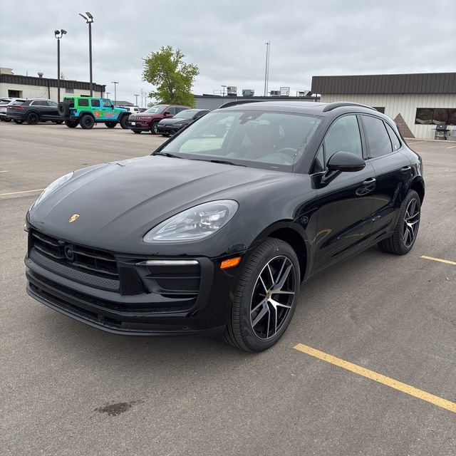 2025 Porsche Macan's photo