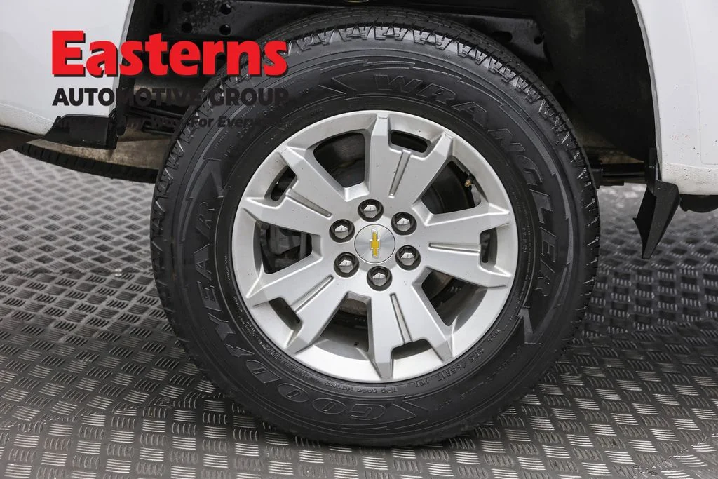Used 2022 White Chevrolet LT image 27