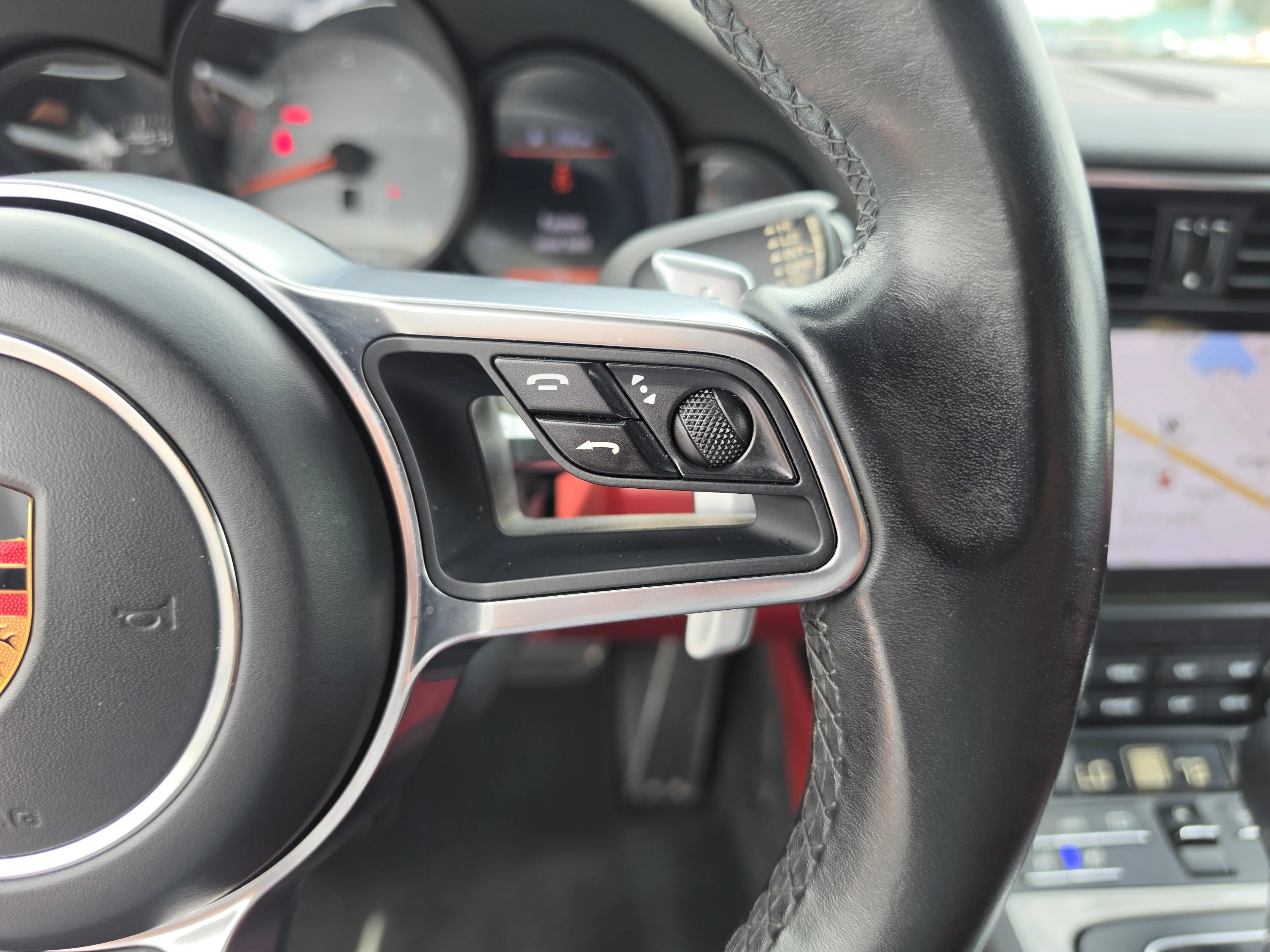 Used 2018 Chalk Porsche 4S image 30