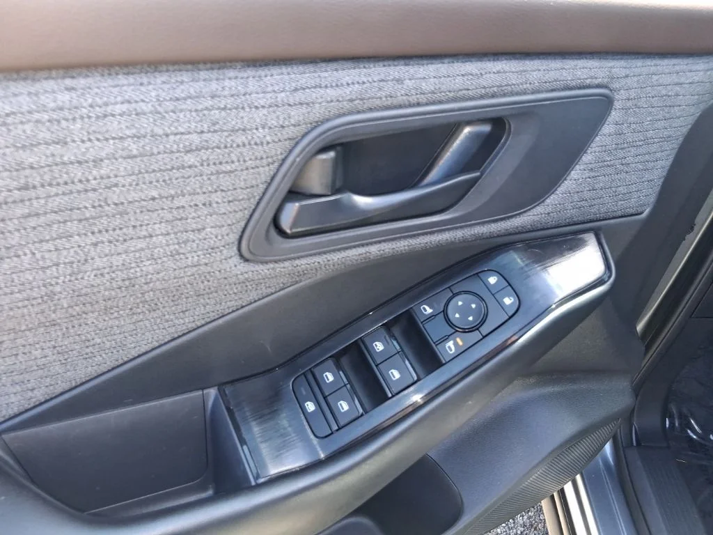 Used 2023 Gray Nissan S image 9