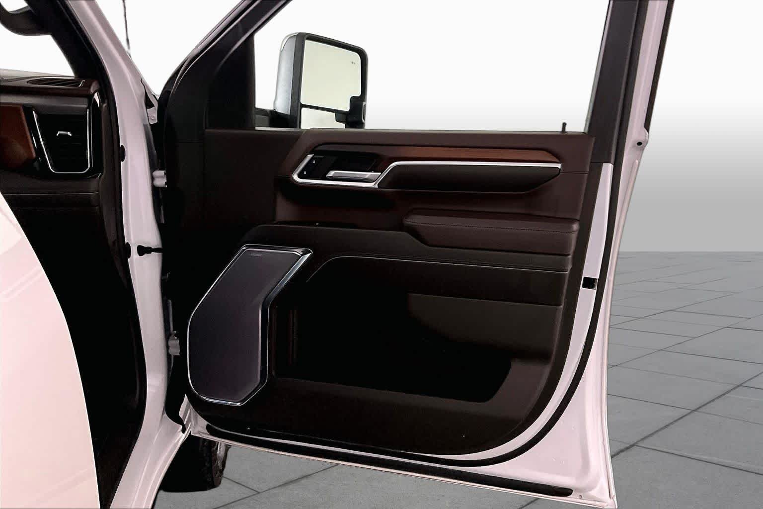 Used 2024 White Frost Tricoat GMC Denali image 21