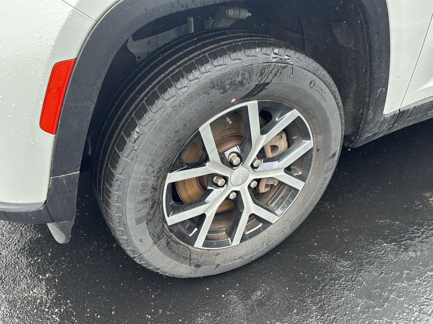 Used 2023  Jeep Limited image 8