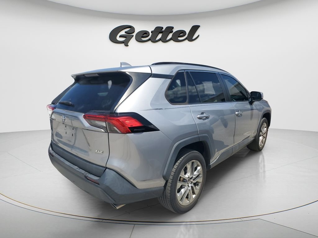 Used 2021 Silver Toyota XLE Premium image 4