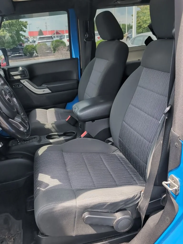 Used 2011 Blue Jeep Sahara image 10