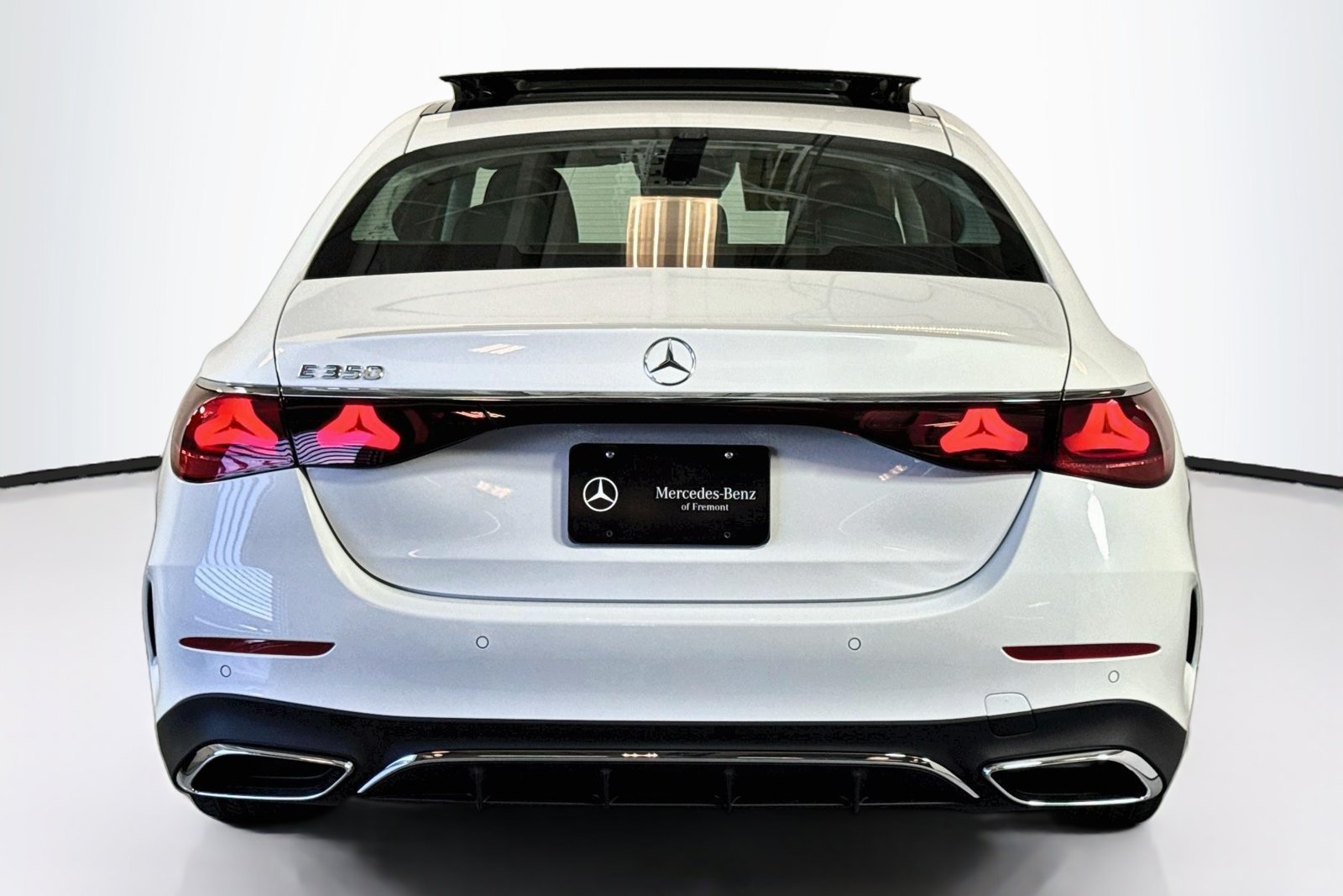 New 2026 MANUFAKTUR Moonlight White Metallic Mercedes-Benz E 350 image 6