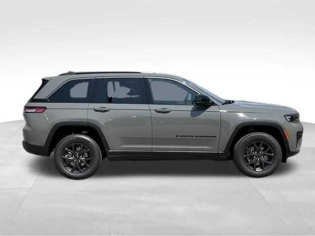 New 2027 Sting-Gray Clearcoat Jeep Laredo Altitude image 8