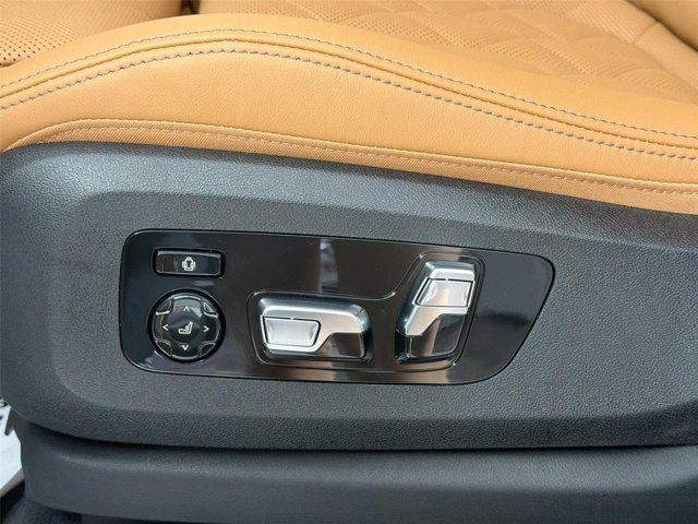 Used 2026 Mineral White Metallic BMW xDrive40i image 18