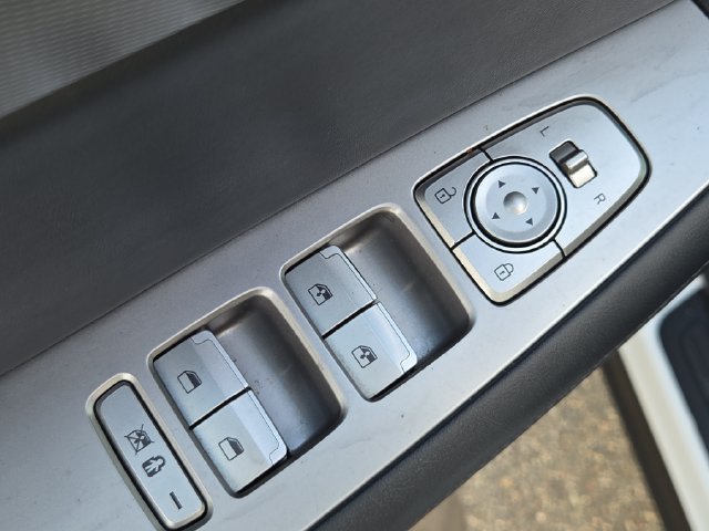 Used 2020 White Hyundai SEL image 13