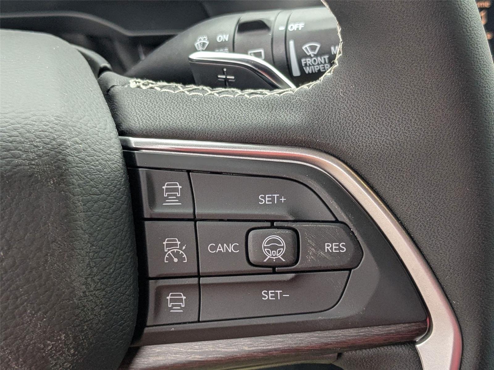 New 2026 Diamond Black Crystal Pearl-Coat Exterior Paint Jeep Laredo Altitude image 14