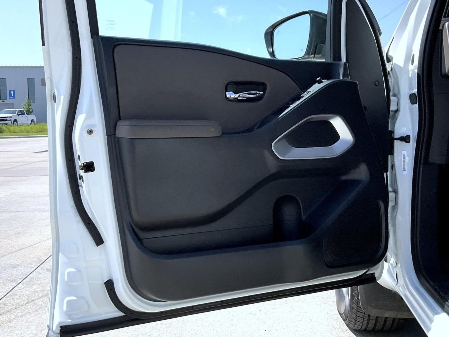 Used 2022 White Nissan SV image 9