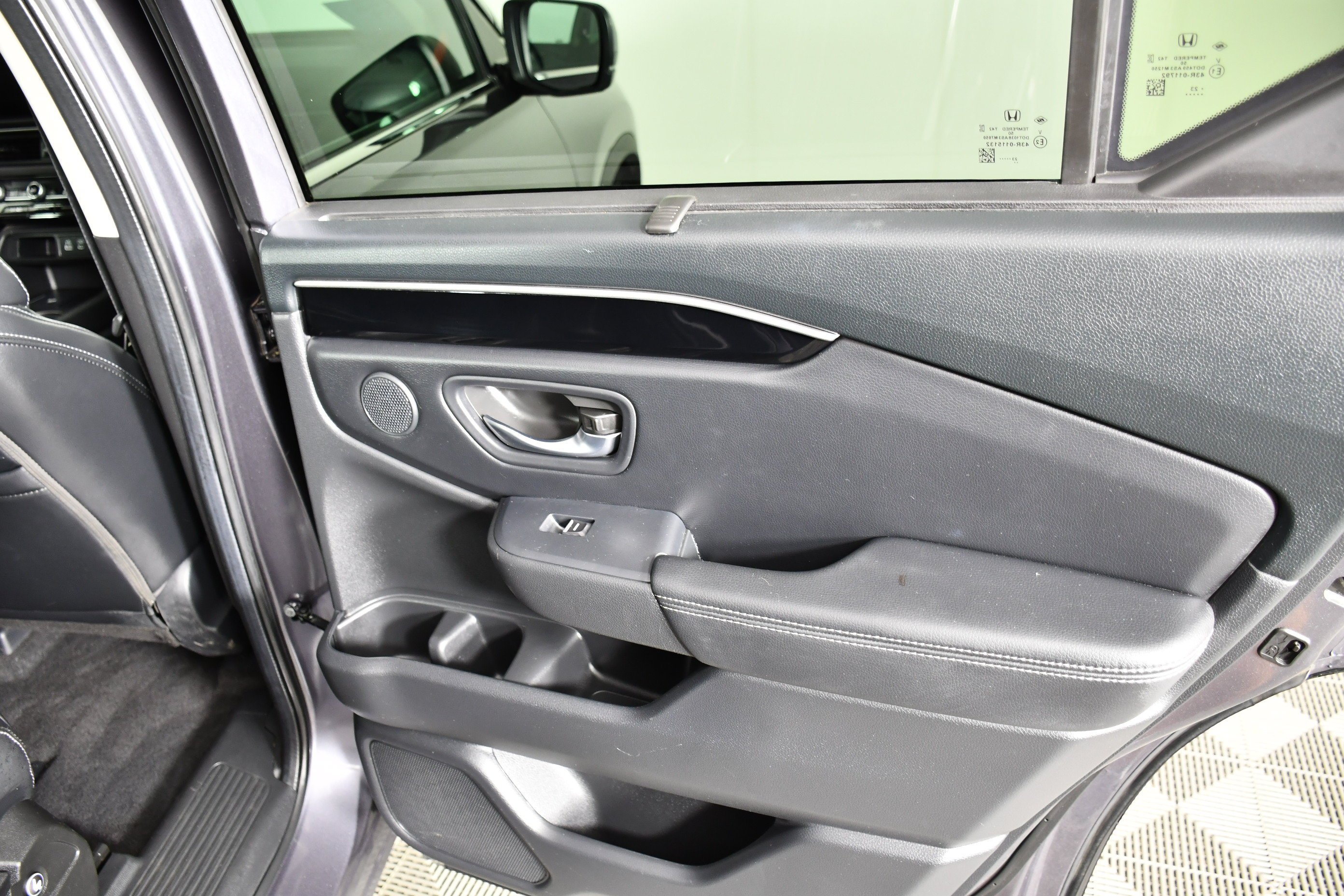 Used 2024 Modern Steel Metallic Honda EX-L 8 Passenger image 44