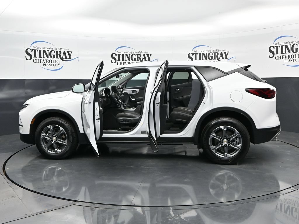 Used 2025 Summit White Chevrolet 2LT image 40