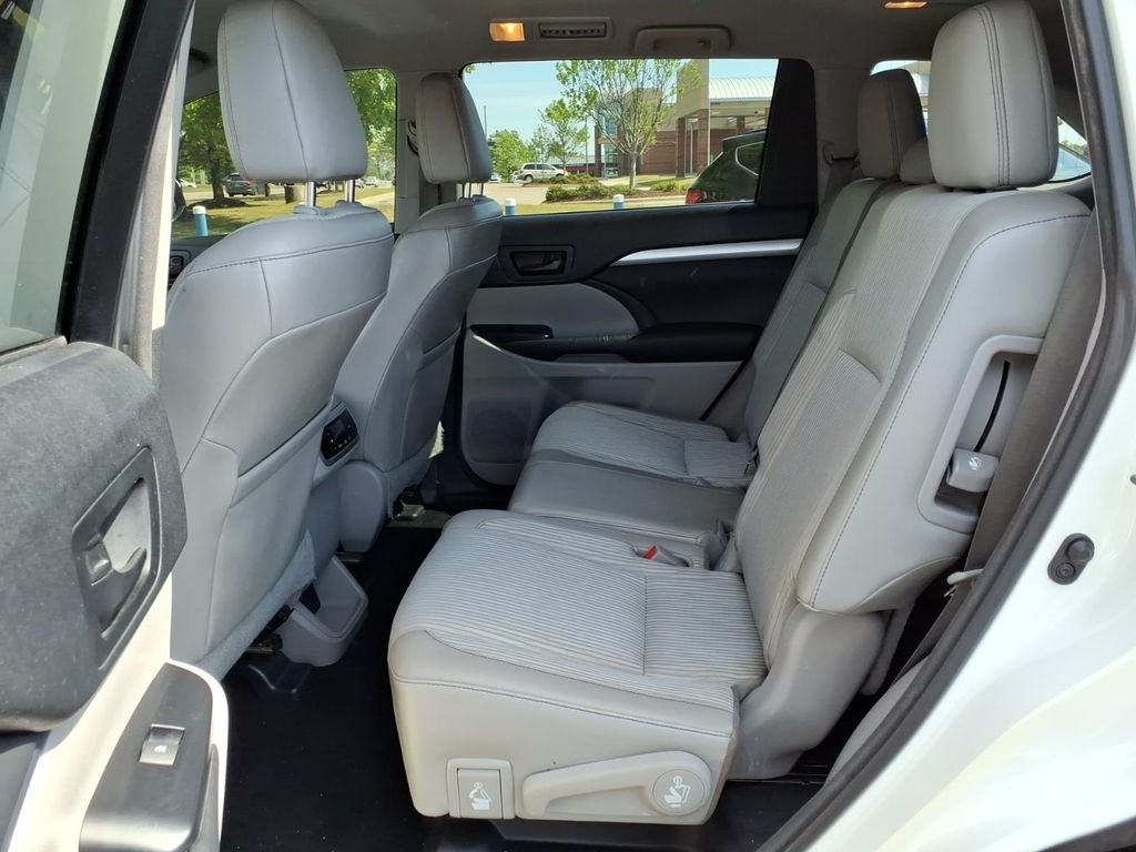 Used 2015 Blizzard Pearl Toyota LE V6 image 5