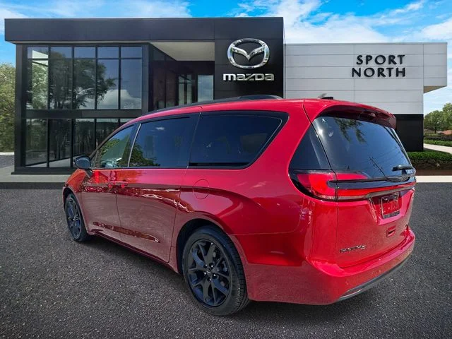 Used 2025 Red Chrysler Limited image 5