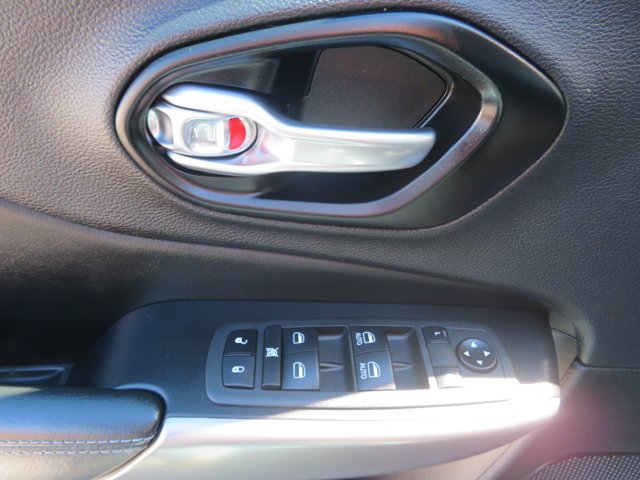 Used 2021 Billet Silver Metallic Clearcoat Jeep Latitude image 21
